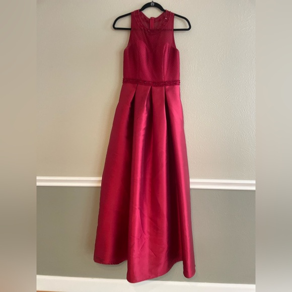 Formal dress - Picture 1 of 7